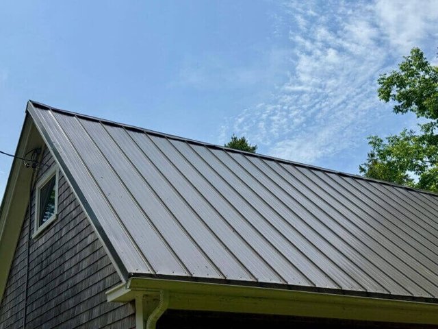 Best roofing materials for snow and ice resistance